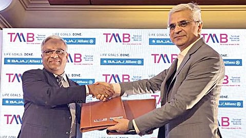 தமிழ்நாடு மெர்கன்டைல் வங்கியின் மேலாண் இயக்குநரும், முதன்மை செயல் அதிகாரியுமான எஸ்.கிருஷ்ணன், பஜாஜ் அலையன்ஸ் லைஃப் இன்சூரன்ஸ் நிறுவன மேலாண் இயக்குநரும், சிஇஓ-வுமான தருண் சுக் ஆகியோர் வணிக ஒப்பந்தங்களைப் பரிமாறிக் கொண்டனர்.