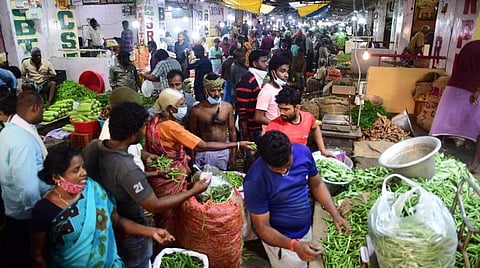 மழையால் வரத்து குறைந்ததால் கோயம்பேடு சந்தையில் காய்கறி விலை உயர்வு