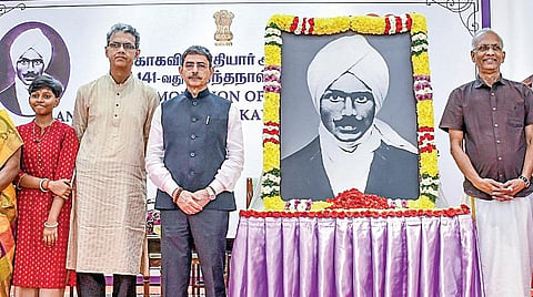 மகாகவி பாரதியாரின் 141-வது பிறந்தநாளை முன்னிட்டு சென்னை ராஜ்பவனில் அலங்கரித்து வைக்கப்பட்டிருந்த அவரது உருவப் படத்துக்கு ஆளுநர் ஆர்.என்.ரவி மலர் தூவி மரியாதை செலுத்தினார். பாரதியாரின் குடும்பத்தினர் உடனிருந்தனர்.படம்: பு.க.பிரவீன்