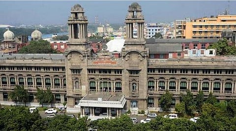 சென்னை சென்ட்ரல் ரயில் நிலையம் அருகே உள்ள தெற்்கு ரயில்வே தலைமையக கட்டிடம் நேற்று 100 வயதை நிறைவு செய்தது.