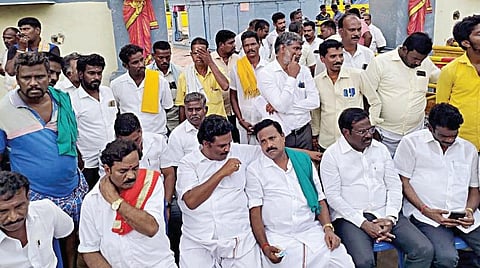 அரியலூர் மாவட்டம் காசாங்கோட்டைக்கு நேற்று விசாரணை நடத்துவதற்காக வந்த பாமக உண்மை கண்டறியும் குழுவினர்.