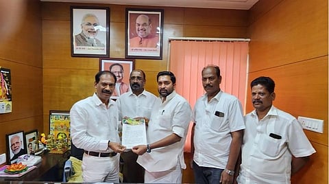 புதுச்சேரி பாஜக மாநில தலைவர் சாமிநாதனை சந்தித்து கடிதம் அளித்த புதுவை மாநில அதிமுக துணைச் செயலாளர் வையாபுரி மணிகண்டன்.