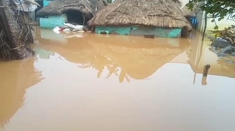 சங்கராபுரம் அருகே குடிசைப் பகுதிகளுக்குள் புகுந்த வெள்ளம்.