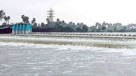 பூண்டி ஏரியிலிருந்து திறக்கப்பட்ட உபரி நீர், திருவள்ளூர் அருகே தாமரைப்பாக்கம் கொச ஸ்தலை ஆற்றின் குறுக்கே கட்டப்பட்டுள்ள அணையில் வெள்ளமாக பெருக்கெடுத்து ஓடுகிறது. | படம்:இரா.நாகராஜன் |