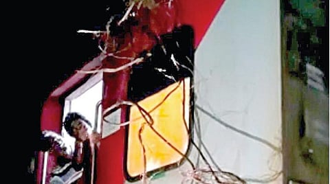 ராஜபாளையத்தில் ஓடும் ரயிலில் சிக்கிய மின்கம்பி