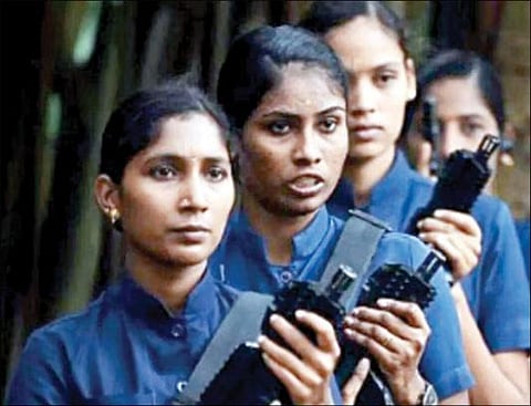 முதல்வர் பாதுகாப்பு பிரிவில் சபாரி உடை - கையில் துப்பாக்கியுடன் பணியில் உள்ள பெண் கமாண்டோக்கள்.