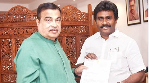 மத்திய தரைவழிப் போக்குவரத்து துறை அமைச்சர் நிதின் கட்கரியிடம் மனு அளிக்கும் சேலம் எம்பி பார்த்திபன்