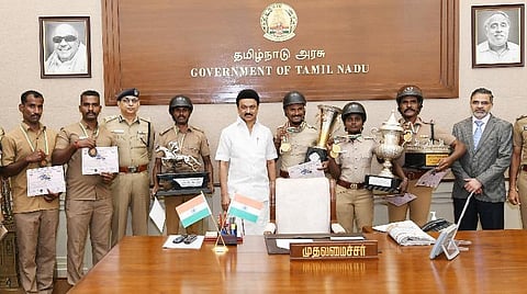மத்திய பிரதேச மாநிலத்தில் நடைபெற்ற 41-வது அகில இந்திய காவல் துறை குதிரையேற்ற போட்டிகளில் பதக்கங்கள் மற்றும் கோப்பைகளை வென்ற தமிழ்நாடு காவல் துறை வீரர்கள் தலைமைச் செயலகத்தில் முதல்வர் மு.க.ஸ்டாலினை நேற்று சந்தித்து வாழ்த்து பெற்றனர். உடன், உள்துறை செயலர் பணீந்திர ரெட்டி, டிஜிபி சைலேந்திரபாபு, சென்னை காவல் ஆணையர் சங்கர் ஜிவால் உள்ளிட்டோர்.