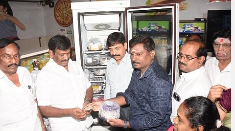 கேக் விற்பனையை தொடங்கி வைத்த அமைச்சர்
