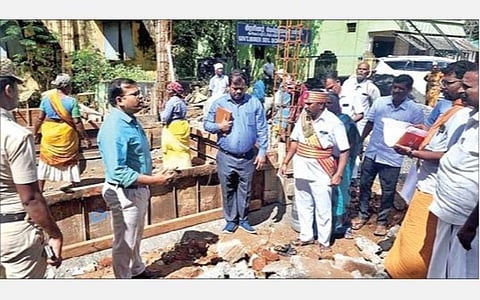 ஆண்டியப்பனூர் பகுதியில் புதிதாக கட்டப்பட்டு வரும் ஊராட்சி மன்ற அலுவலக கட்டுமான பணிகளை நேற்று ஆய்வு செய்த மாவட்ட ஆட்சியர்  அமர் குஷ்வாஹா.