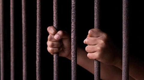 நாகை கல்லூரி மாணவிக்கு பாலியல் தொல்லை: சமூக நலத் துறை புகாரில் பேராசிரியர் கைது
