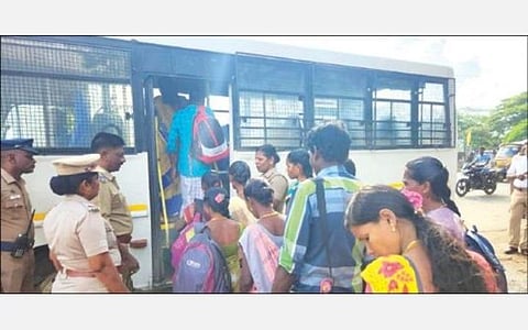 இருளர் இன மக்களுக்கு சாதி சான்று கேட்டு, கடலூரில் இருந்து சென்னைக்கு நடை பயணம் செல்ல முயன்ற பழங்குடி இருளர் பாதுகாப்பு சங்கத்தினரை போலீஸார் கைது செய்தனர்.