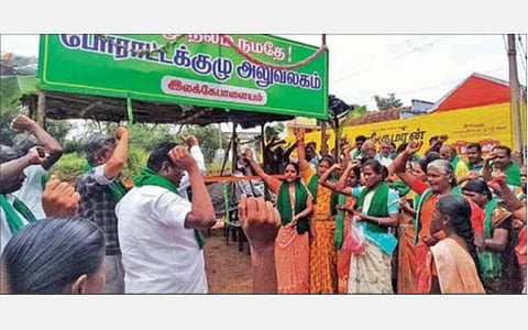 தொழிற்பேட்டை அமைக்க எதிர்ப்பு தெரிவித்து அன்னூர் இலக்கே பாளையத்தில் போராட்ட குழு அலுவலகத்தை  திறந்து நேற்று ஆர்ப்பாட்டம் நடத்திய விவசாயிகள்.