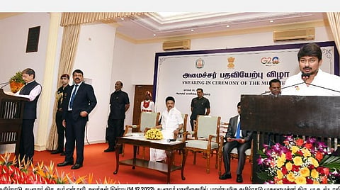 சென்னை ஆளுநர் மாளிகையில் நேற்று நடைபெற்ற நிகழ்ச்சியில் அமைச்சராகப் பதவியேற்றுக் கொண்ட உதயநிதிக்கு பதவிப் பிரமாணம் செய்துவைத்தார்  ஆளுநர் ஆர்.என்.ரவி. உடன், முதல்வர் மு.க.ஸ்டாலின் உள்ளிட்டோர்.