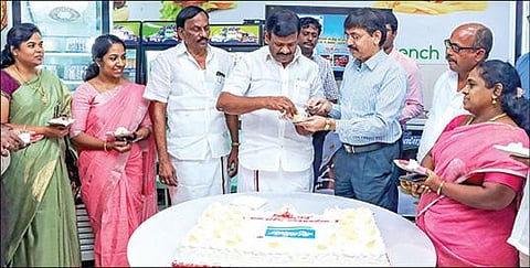ஆவின் சார்பில், 12 வகையான கேக் வகைகளை பால்வளத் துறை அமைச்சர் நாசர், சென்னை வளசரவாக்கத்தில் உள்ள நவீன ஆவின் பாலகத்தில் நேற்று அறிமுகப்படுத்தினார். படம்: பு.க.பிரவீன்