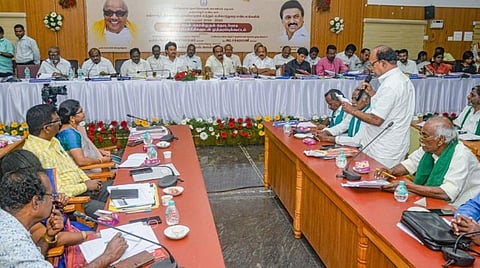 நிகழ்வில் கோரிக்கைகளை முன் வைக்கும் விவசாயிகள்