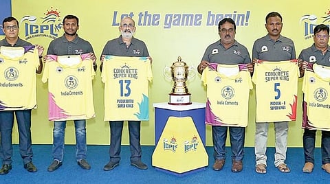 இந்தியா சிமென்ட்ஸ் நிறுவனம் சார்பில் சிவில் இன்ஜினீயர்களுக்காக பிரத்யேகமாக நடைபெ றவுள்ள `இந்தியா சிமென்ட்ஸ் புரோ லீக்' கிரிக்கெ ட் போட்டிக்கான பரிசுக் கோப்பை, சிறப்பு ஆடைகள் அறிமுகப்படுத்தப்பட்டன .
