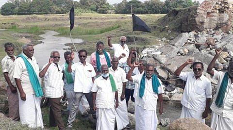 புதுச்சேரியில் விவசாயிகள் கருப்புக் கொடி போராட்டம்.