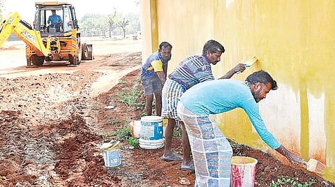 திருச்சி | 12 ஆண்டுகளுக்குப் பின் செடிகொடிகள், புதர்கள் முழுமையாக அகற்றம்; முதல்வர் வருகையால் பொலிவு பெறும் அண்ணா விளையாட்டரங்கம்
