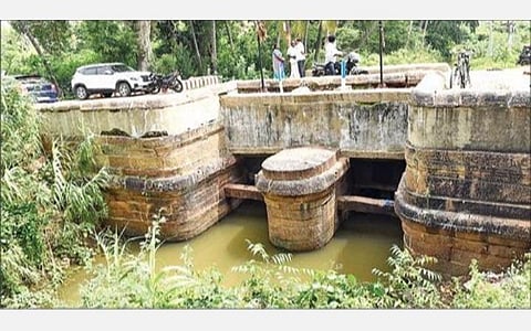முசிறி காவிரி ஆற்றுக்குச் செல்லும் பகுதியில் பராமரிப்பின்றி கட்டுமானங்கள் சிதிலமடைந்து காணப்படும் பரிசல்துறை. (அடுத்த படம்) மின் விளக்குகள் இல்லாத தந்தை பெரியார் பாலம்.படங்கள்: ஜி.ஞானவேல்முருகன்
