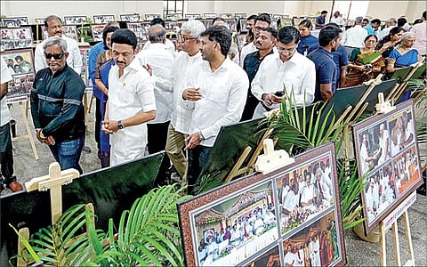 திமுக முன்னாள் பொதுச் செயலாளர் க.அன்பழகனின் நூற்றாண்டு விழாவையொட்டி, சென்னை அண்ணா அறிவாலயத்தில் அமைக்கப்பட்டுள்ள புகைப்படக் கண்காட்சியை முதல்வர் ஸ்டாலின் நேற்று திறந்துவைத்து பார்வையிட்டார். உடன் அன்பழகனின் மகன் அ.அன்புச்செல்வன், பேரன் அ.வெற்றியழகன்.படம்: பு.க.பிரவீன்
