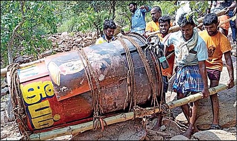 2,668 அடி உயரம் உள்ள அண்ணாமலை உச்சியில் இருந்து கீழே கொண்டு வரப்படும் மகா தீப கொப்பரை.