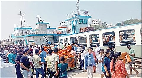 கன்னியாகுமரியில் கடல் நடுவே உள்ள விவேகானந்தர் மண்டபத்துக்கு படகில் செல்வதற்காக நேற்று குவிந்த சுற்றுலா பயணிகள்.