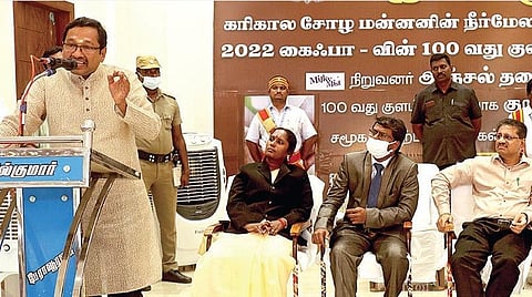 தஞ்சாவூர் மாவட்டம் பேராவூரணியில் கைஃபா அமைப்பின் சார்பில் நேற்று நடைபெற்ற ஐம்பெரும் விழாவில் பேசுகிறார் உச்ச நீதிமன்ற நீதிபதி எம்.எம்.சுந்தரேஷ். உடன் உயர் நீதிமன்ற நீதிபதி இரா.சுரேஷ் குமார், தமிழ்நாடு பிற்படுத்தப்பட்டோர் ஆணையத் தலைவர் வி.பாரதிதாசன் உள்ளிட்டோர்.