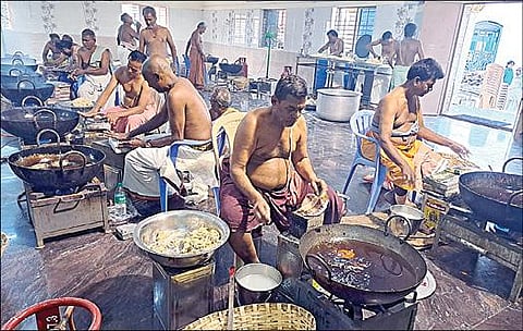 அனுமன் ஜெயந்தி விழாவுக்காக, நாமக்கல் ஆஞ்சநேயர் சுவாமி கோயிலில் 1 லட்சத்து 8 வடைகள் தயாரிக்கும் பணியில் ஈடுபட்டுள்ள திருச்சி  ரங்கம் ரங்கநாதர் கோயில் மடப்பள்ளியைச் சேர்ந்த ரமேஷ் தலைமையிலான குழுவினர்.