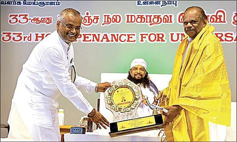 உலக சமாதான ஆலய வளாகத்தில் நடைபெற்ற மகா தவ வேள்வி தொடக்க விழாவில் பங்கேற்ற விஞ்ஞானி சிவதாணுபிள்ளைக்கு நினைவு பரிசு வழங்கிய அறங்காவலர் கே.விநாயகம். உடன், குருமகான். படம்: எம்.நாகராஜன்