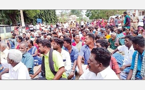புதுக்கோட்டை மாவட்டம் அறந்தாங்கி அரசு மருத்துவமனை முன்பு நேற்று சாலை மறியலில் ஈடுபட்டோர்.