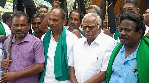 விவசாயிகளுடன் பெ.மணியரசன்