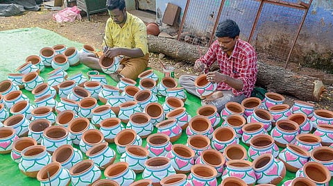 நெல்லையிலிருந்து மலேசியாவுக்கு 2 ஆயிரம் பொங்கல் பானைகள் ஏற்றுமதி: உற்பத்தியாளர்கள் மகிழ்ச்சி
