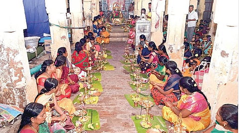 திருவிளக்கு பூஜையில் பங்கேற்ற பெண்களின் ஒரு பகுதியினர்.|படங்கள்: ஆர்.வெங்கடேஷ் |