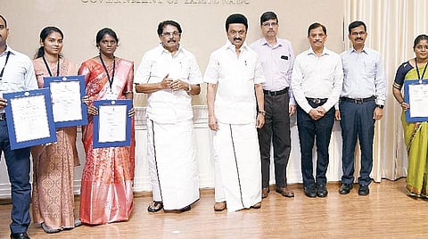 தமிழ்நாடு அரசுப் பணியாளர் தேர்வாணையத்தின் வாயிலாக துணை ஆட்சியர்களாக தேர்வு செய்யப்பட்ட 18 பேருக்கு பணி நியமன ஆணைகளை முதல்வர் மு.க.ஸ்டாலின் சென்னை தலைமைச்  செயலகத்தில் நேற்று வழங்கினார். உடன், வருவாய்த் துறை அமைச்சர் சாத்தூர் ராமச்சந்திரன், வருவாய் நிர்வாக ஆணையர் எஸ்.கே.பிரபாகர், துறை செயலர் குமார் ஜெயந்த் உள்ளிட்டோர்.