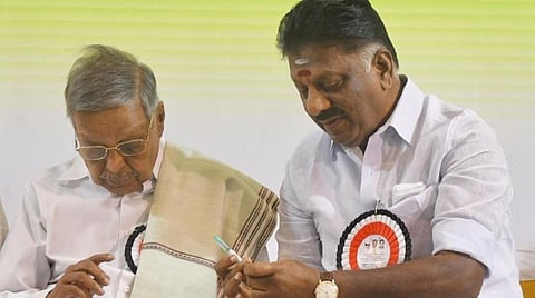 சென்னையில் நடந்த கூட்டத்தில் பண்ருட்டி ராமச்சந்திரன் உடன் ஓபிஎஸ்.