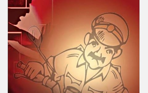 ஆசிரியையிடம் சங்கிலி பறித்தவரை பைக்கில் துரத்தி பிடித்த காவலர்: விருதுநகர் எஸ்.பி. வெகுமதி அளித்து பாராட்டு