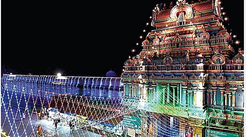வைகுண்ட ஏகாதசி விழாவை முன்னிட்டு, மின்விளக்குகளால் அலங்கரிக்கப்பட்டு ஜொலிக்கும் ஸ்ரீரங்கம் ரங்கநாதர் கோவில் கார்த்திகை கோபுரம். படங்கள்: ஜி.ஞானவேல்முருகன்