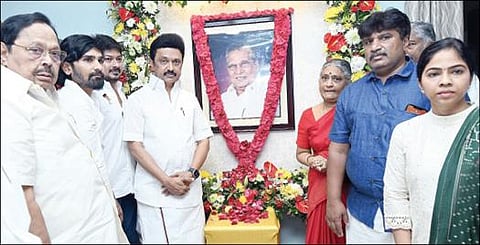 முன்னாள் முதல்வர் கருணாநிதியின் தனிச் செயலர் கோ.சண்முகநாதனின்  முதலாமாண்டு நினைவு தினத்தையொட்டி, அவரது இல்லத்தில் வைக்கப்பட்டிருந்த படத்துக்கு நேற்று மலர்கள் தூவி அஞ்சலி செலுத்தினார் முதல்வர் மு.க.ஸ்டாலின். உடன், அமைச்சர்கள் துரைமுருகன், உதயநிதி ஸ்டாலின் மற்றும் சண்முகநாதன் குடும்பத்தினர்.