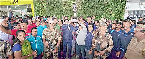 உலகக் கோப்பை ஹாக்கி டிராபிக்கு சென்னை விமான நிலையத்தில் உற்சாக வரவேற்பு கொடுக்கப்பட்டது. படம்: எம்.முத்து கணேஷ்
