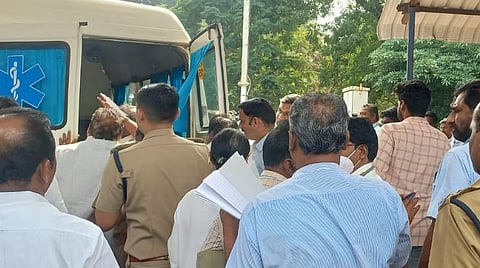 நெய்வேலி என்எல்சி இந்தியா நிறுவன பொது மருத்துவமனையில் கூடியுள்ள அதிகாரிகள், தொழிலாளர்கள்.