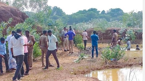 விசாரணையில் ஈடுபடும்  போலீஸார்
