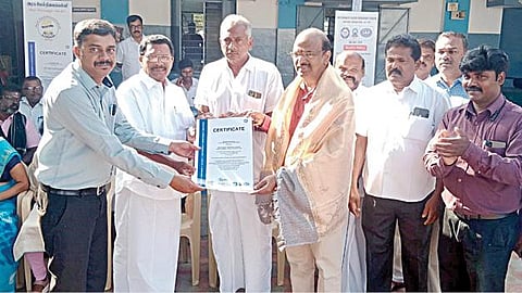 அரசூர் அரசு மேல்நிலைப் பள்ளிக்கு கிடைத்த ஐஎஸ்ஓ தரச்சான்றை பள்ளியின் தலைமை ஆசிரியர் கே.கண்ணனிடம்  பெற்றோர் ஆசிரியர் கழகத் தலைவர் அ.வெ.கோவிந்தராஜ் வழங்கினார்.
