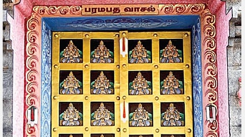 ரங்கம் ரங்கநாதர் கோயிலில் வைகுண்ட ஏகாதசி விழாவுக்காக புது பொலிவுடன் அழகுபடுத்தப்பட்டுள்ள சொர்க்கவாசல். படம்: ஜி.ஞானவேல்முருகன்