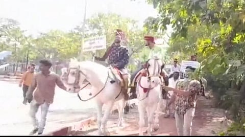 பேரணி மேற்கொண்ட பேச்சுலர்கள்