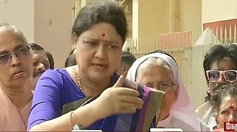செய்தியாளர்களுக்கு பேட்டி அளித்த சசிகலா
