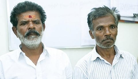 வேலூர் மாவட்ட குற்றப்பிரிவு காவல்துறையினரால் கைது  செய்யப்பட்ட மூர்த்தி, சம்பத்குமார். படம்: வி.எம்.மணிநாதன்.