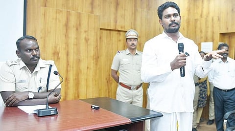 வேலூரில் கஞ்சா வியாபாரம் செய்து வந்த ராஜேந்திரன் என்பவர் மனம் திருந்தி வாழ்வதாக வேலூர் மாவட்ட காவல் கண்காணிப்பாளர் அலுவலகத்துக்கு வந்து எஸ்.பி., ராஜேஷ் கண்ணன் முன்னிலையில் சரணடைந்தார்.படம்: வி.எம்.மணிநாதன்.