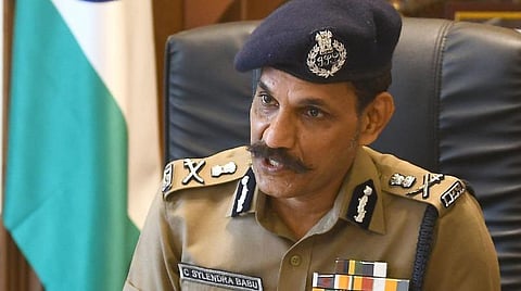 இருசக்கர வாகனத்தில் ஹெல்மெட் அணியாமல் செல்லும் போலீஸார் மீது கடும் நடவடிக்கை: சைலேந்திர பாபு எச்சரிக்கை