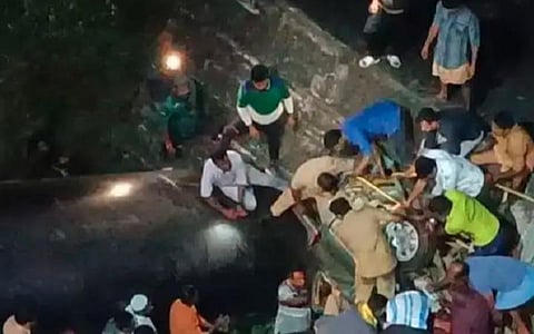 தேனியில் ஐயப்ப பக்தர்கள் சென்ற வாகனம் கவிழ்ந்து விபத்து: 8 பேர் பலி